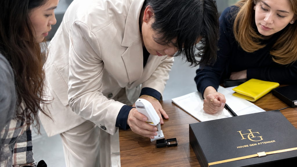 HGAの宝石鑑別講座で受講生が学んでいる様子