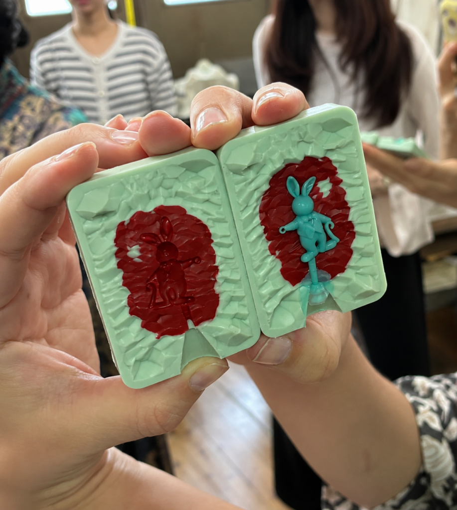 ジュエリー制作に使うワックス型を見学する様子