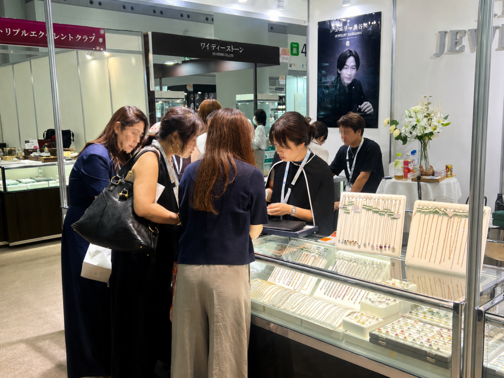 東京ジュエリーフェスでジュエリーを見ながら相談する来場者の様子