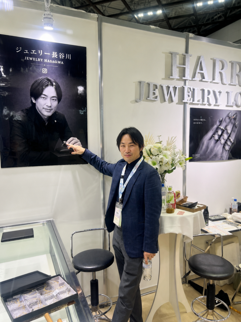 東京ジュエリーフェスのHARRO JEWELRY LONDONブースに立つ長谷川邦義氏