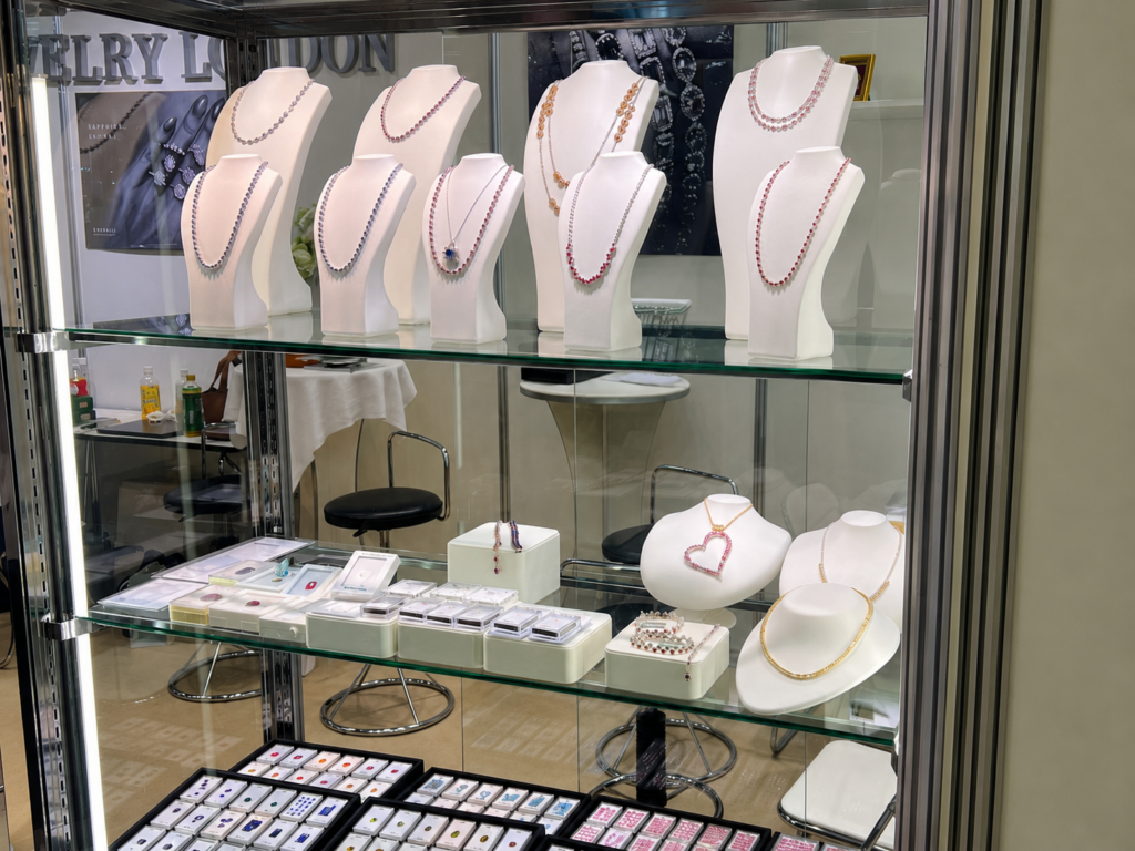 ショーケースに展示されたジュエリーと宝石