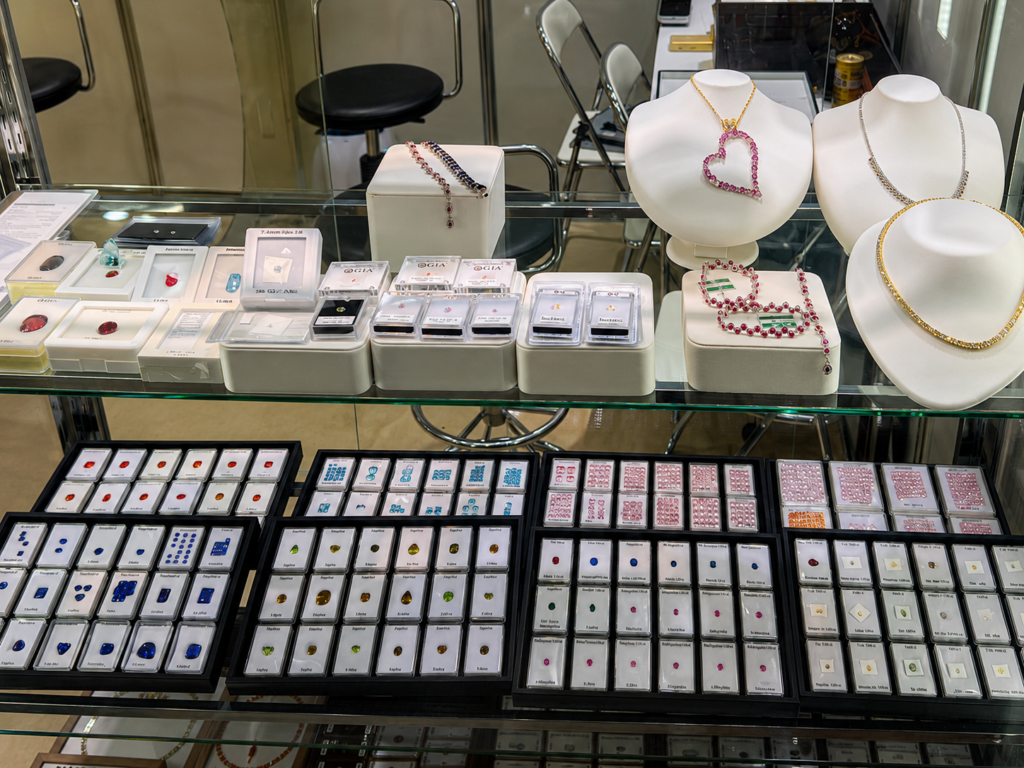 色石やダイヤモンドのジュエリー展示